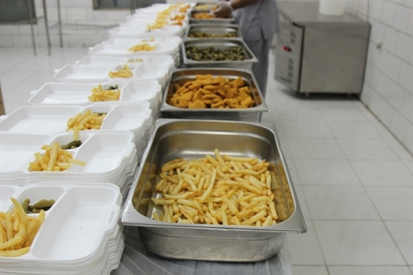 توزیع غذای همراه میان زائران اعزامی به مکه مکرمه