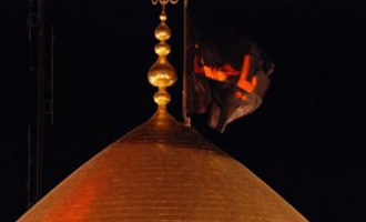 نصب پرچم سیاه بر گنبد امام حسین(ع) و حضرت عباس(ع)