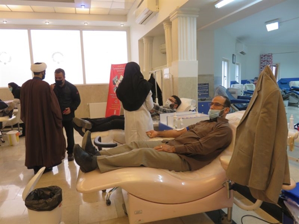 اهدای خون جمعی از کارگزاران زیارتی استان گلستان به مناسبت هفته بسیج 